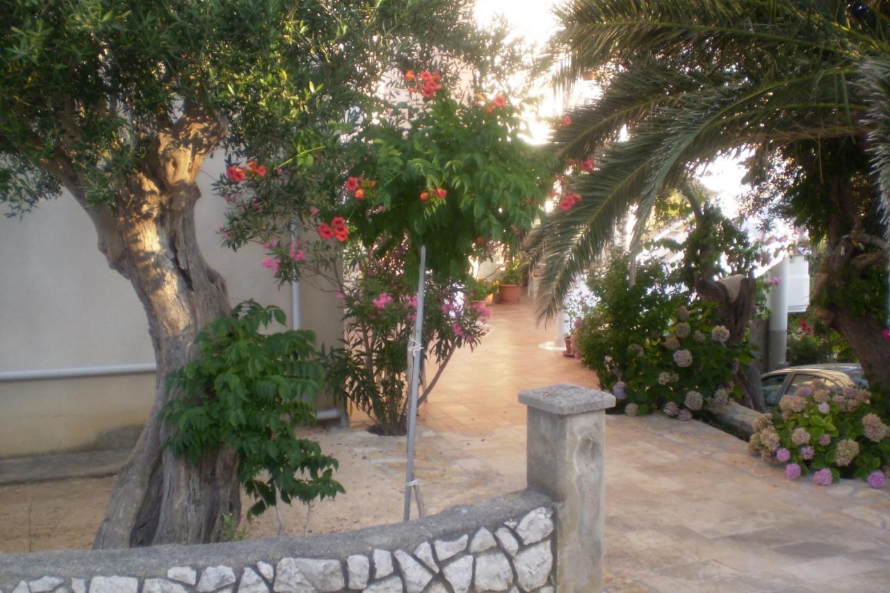 Apartments And Rooms By The Sea Jakisnica, Pag - 4160 Lun  Kültér fotó