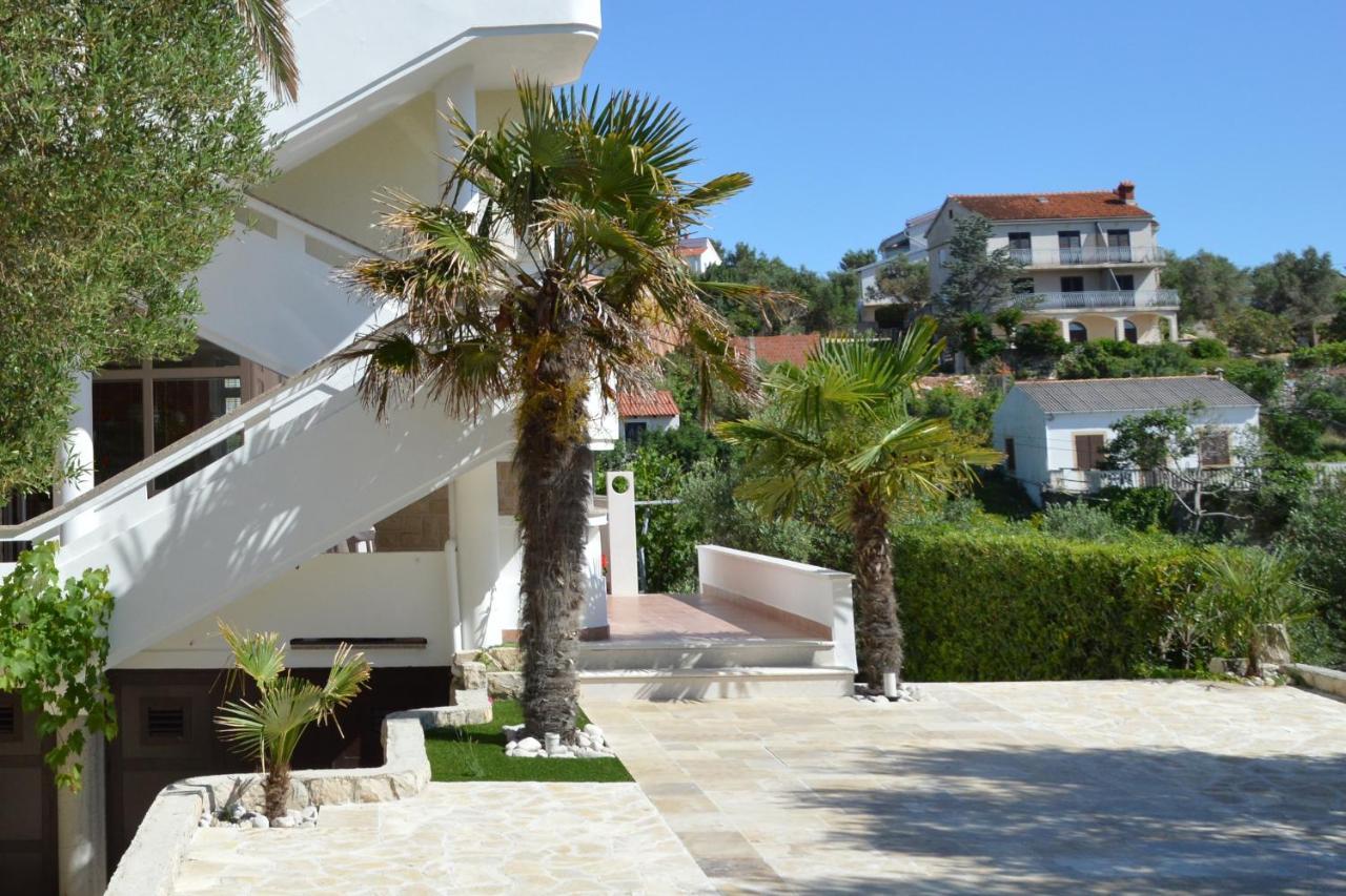 Apartments And Rooms By The Sea Jakisnica, Pag - 4160 Lun  Kültér fotó