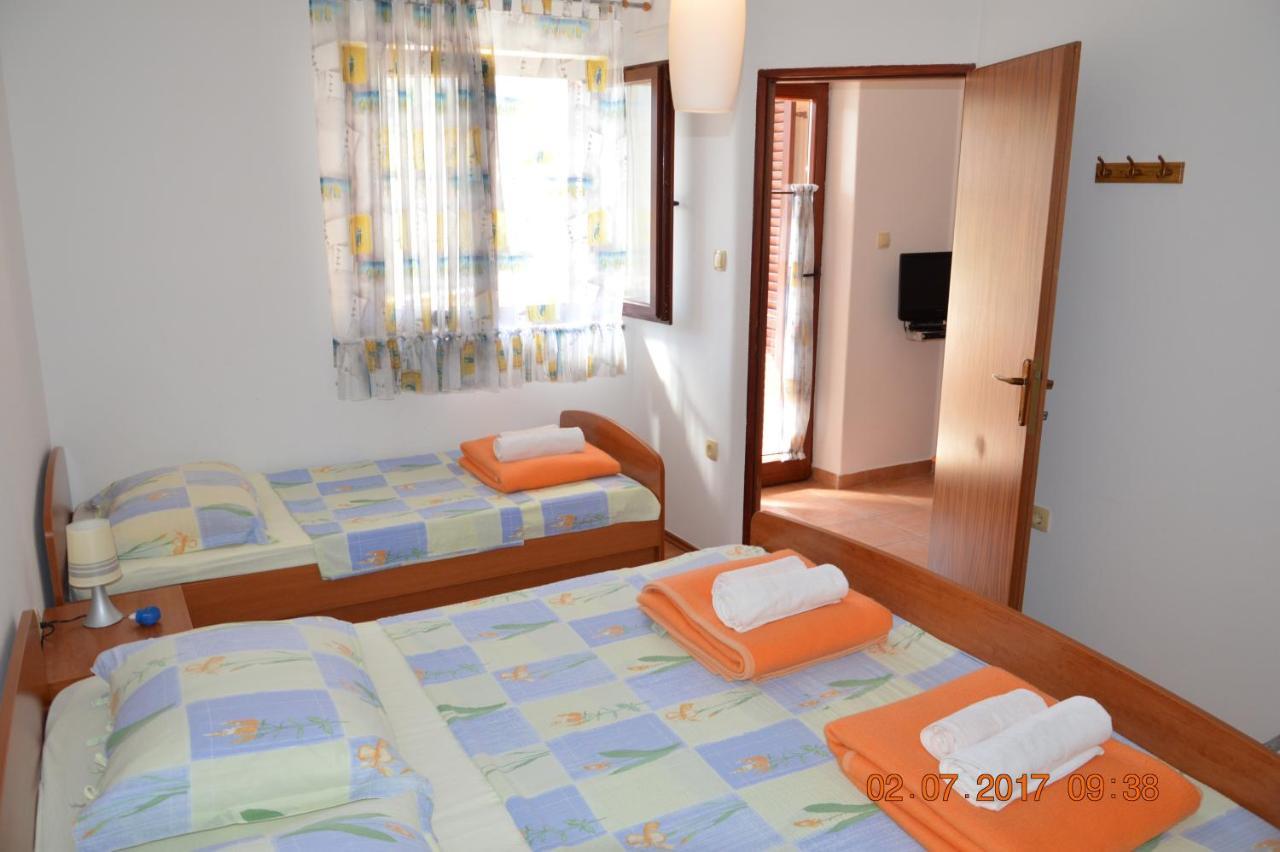 Apartments And Rooms By The Sea Jakisnica, Pag - 4160 Lun  Kültér fotó